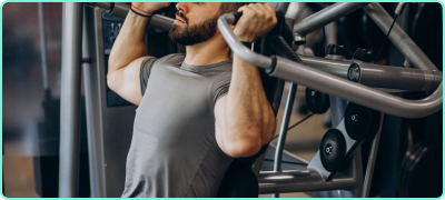 Homem praticando musculação na academia