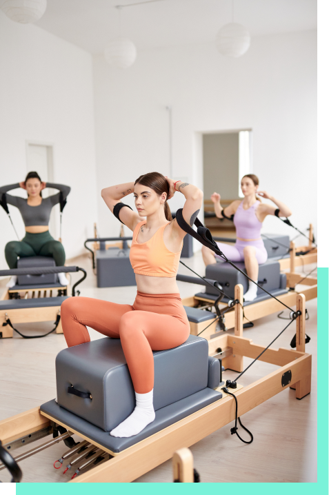 Mulheres praticando pilates em grupo