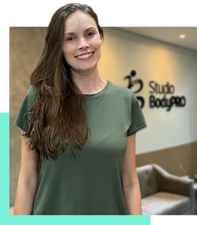 Profissional Natália com fundo do Studio Body Pro